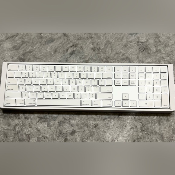Apple Magic Keyboard with Numeric Keypad - Picture 2 of 10